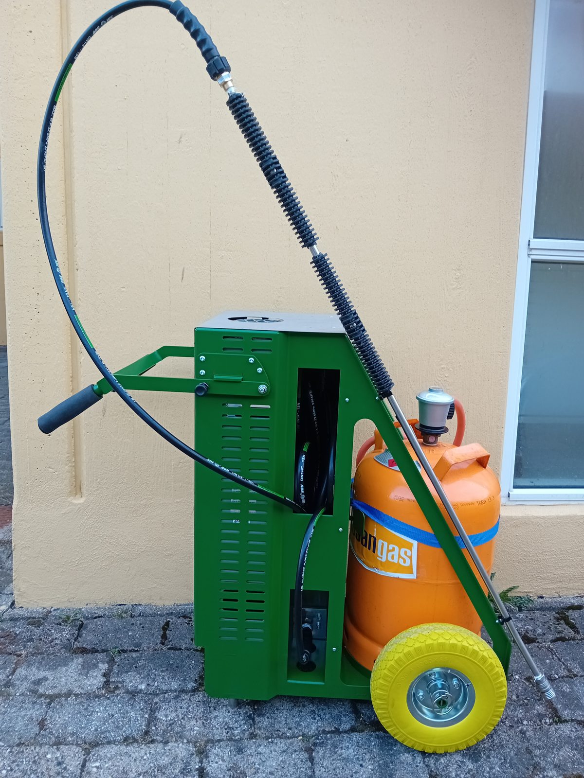 Prototype 1 fra april 2025: grøn ramme, orange gasflaske og gul hjul med lanse